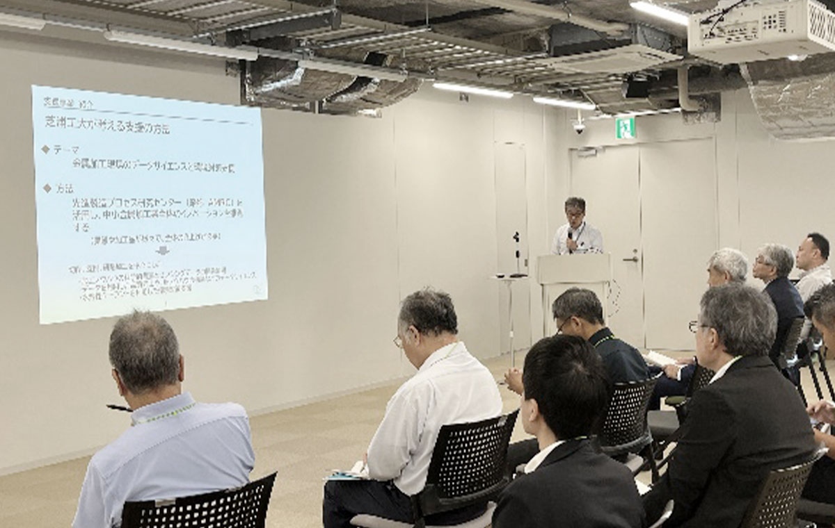 芝浦工業大学 研究推進部 篠宮氏の登壇風景